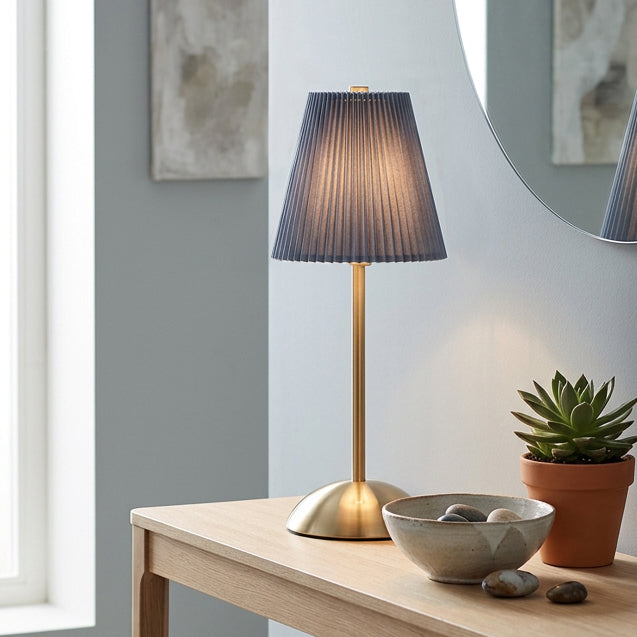 Xtricity Lampe de table tactile à DEL rechargeable USB Roccabella - abat-jour plissé gris et or, sans fil, variable 3 couleurs - Simple Boutique