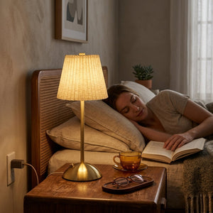 Xtricity Lampe de table tactile à DEL rechargeable USB Roccabella - abat-jour plissé or, sans fil, variable 3 couleurs - Simple Boutique