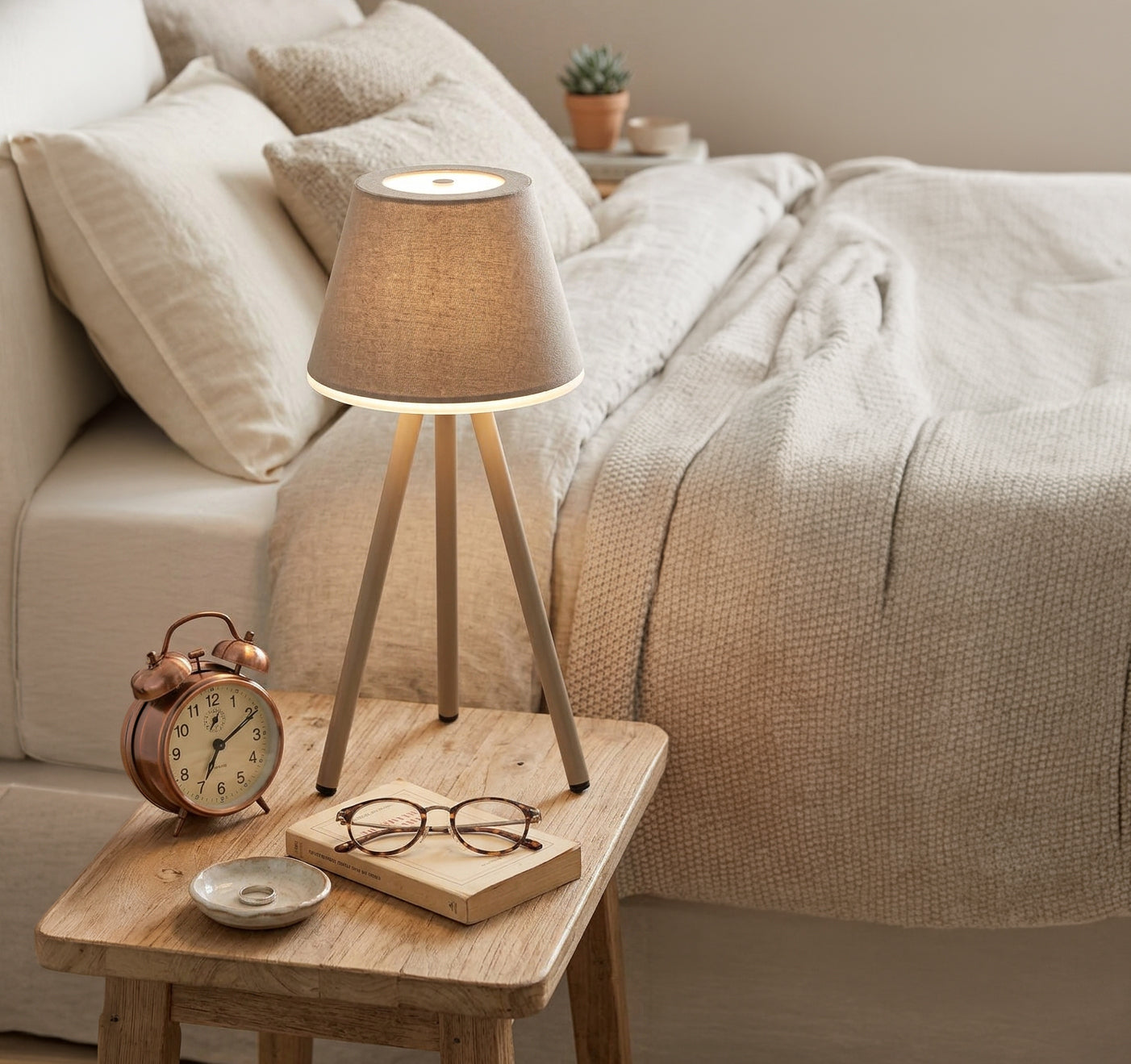 Xtricity Lampe de table trépied DEL rechargeable « Oriana » - Beige, 28 cm - Simple Boutique