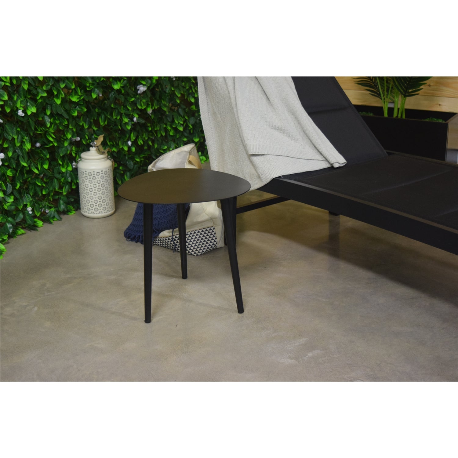 F. Corriveau International - Table d'appoint Triangulaire pour l'extérieur, 16" x 16" x 16", Cadre en Aluminium, Noir - Simple Boutique