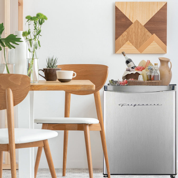 Frigidaire - Mini Réfrigérateur Compact, 1.6 Pied Cube, Style Rétro, Platine - Simple Boutique