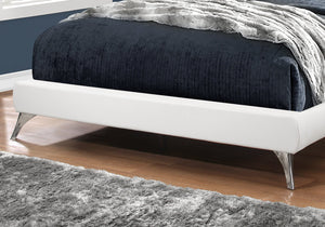 I 5953Q Lit, Grand, Plate-forme, Chambre À Coucher, Cadre, Rembourré, Pu D'aspect Cuir, Pieds En Métal, Blanc, Chrome, Contemporain, Moderne - Simple Boutique