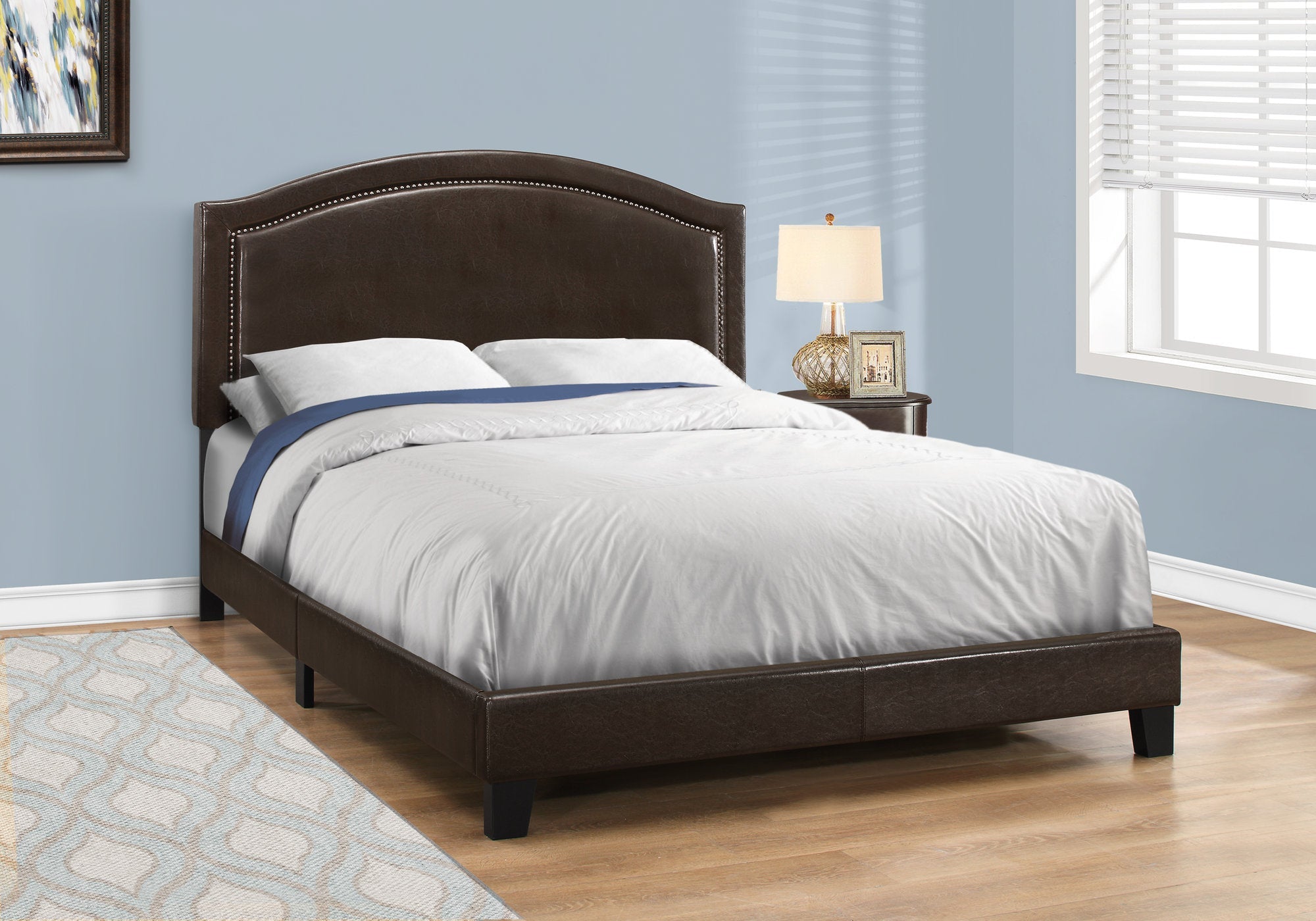 Monarch Specialties I 5938Q Lit, Grand, Plate-forme, Chambre À Coucher, Cadre, Rembourré, Pu D'aspect Cuir, Pattes En Bois, Brun, Transitionnel - Simple Boutique