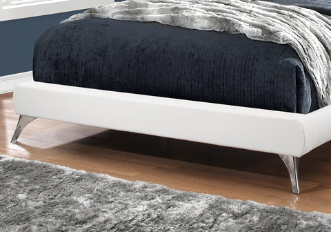 Monarch Specialties I 5953Q Lit, Grand, Plate-forme, Chambre À Coucher, Cadre, Rembourré, Pu D'aspect Cuir, Pieds En Métal, Blanc, Chrome, Contemporain, Moderne