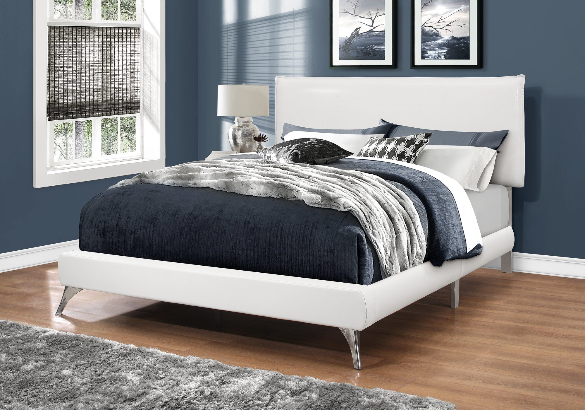 Monarch Specialties I 5953Q Lit, Grand, Plate-forme, Chambre À Coucher, Cadre, Rembourré, Pu D'aspect Cuir, Pieds En Métal, Blanc, Chrome, Contemporain, Moderne - Simple Boutique