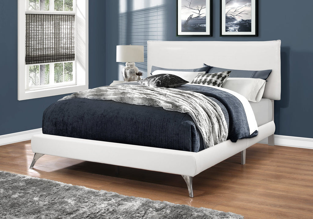 Monarch Specialties I 5953Q Lit, Grand, Plate-forme, Chambre À Coucher, Cadre, Rembourré, Pu D'aspect Cuir, Pieds En Métal, Blanc, Chrome, Contemporain, Moderne