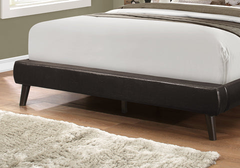 Monarch Specialties I 5982Q Lit, Grand, Plate-forme, Chambre À Coucher, Cadre, Rembourré, Pu D'aspect Cuir, Pattes En Bois, Brun, Transitionnel
