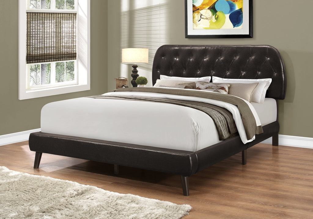 Monarch Specialties I 5982Q Lit, Grand, Plate-forme, Chambre À Coucher, Cadre, Rembourré, Pu D'aspect Cuir, Pattes En Bois, Brun, Transitionnel
