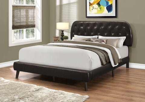 Monarch Specialties I 5982Q Lit, Grand, Plate-forme, Chambre À Coucher, Cadre, Rembourré, Pu D'aspect Cuir, Pattes En Bois, Brun, Transitionnel