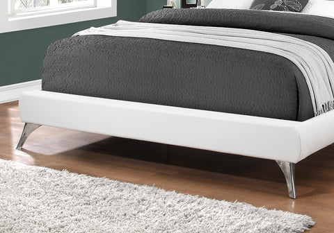 Monarch Specialties I 5983Q Lit, Grand, Plate-forme, Chambre À Coucher, Cadre, Rembourré, Pu D'aspect Cuir, Pieds En Métal, Blanc, Chrome, Contemporain, Moderne