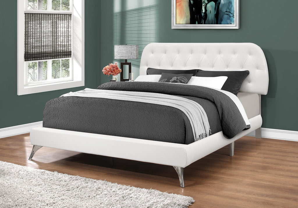 Monarch Specialties I 5983Q Lit, Grand, Plate-forme, Chambre À Coucher, Cadre, Rembourré, Pu D'aspect Cuir, Pieds En Métal, Blanc, Chrome, Contemporain, Moderne