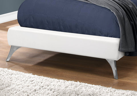 Monarch Specialties I 5983T Lit, Taille Jumelle, Plate-forme, Adolescent, Cadre, Rembourré, Pu D'aspect Cuir, Pattes En Bois, Blanc, Chrome, Contemporain, Moderne